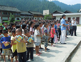 米奇漆關愛貴州行